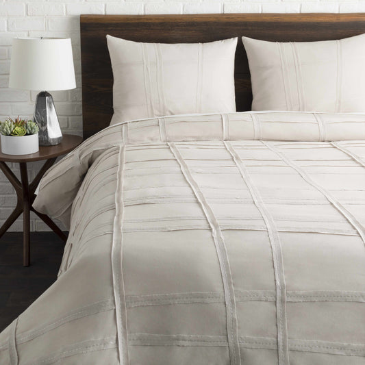 Elevate your bedroom with the stylish and cozy Queens Contemporary Light Gray Bedding, crafted from premium cotton.